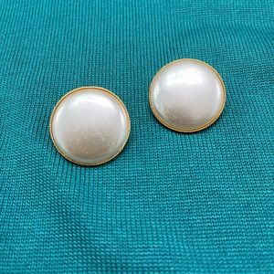 Pearl look pierced earrings